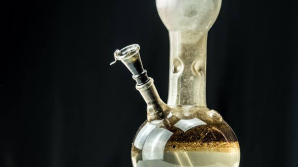 cleaning a bong