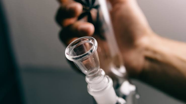 cleaning a bong