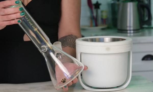 cleaning a bong