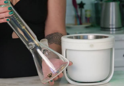 cleaning a bong